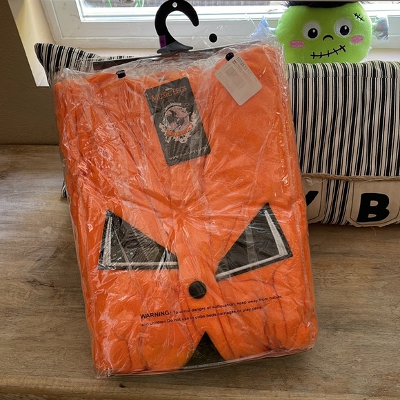 Music Legs Sweet Pumpkin Hooded Onesie NWT - Picture 5 of 6